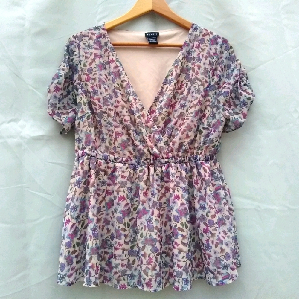 Torrid 00 size shirt